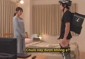 Nữ mc truyền hình xinh đẹp luôn trực tiếp với một chiếc cô bé đang ướt sũng