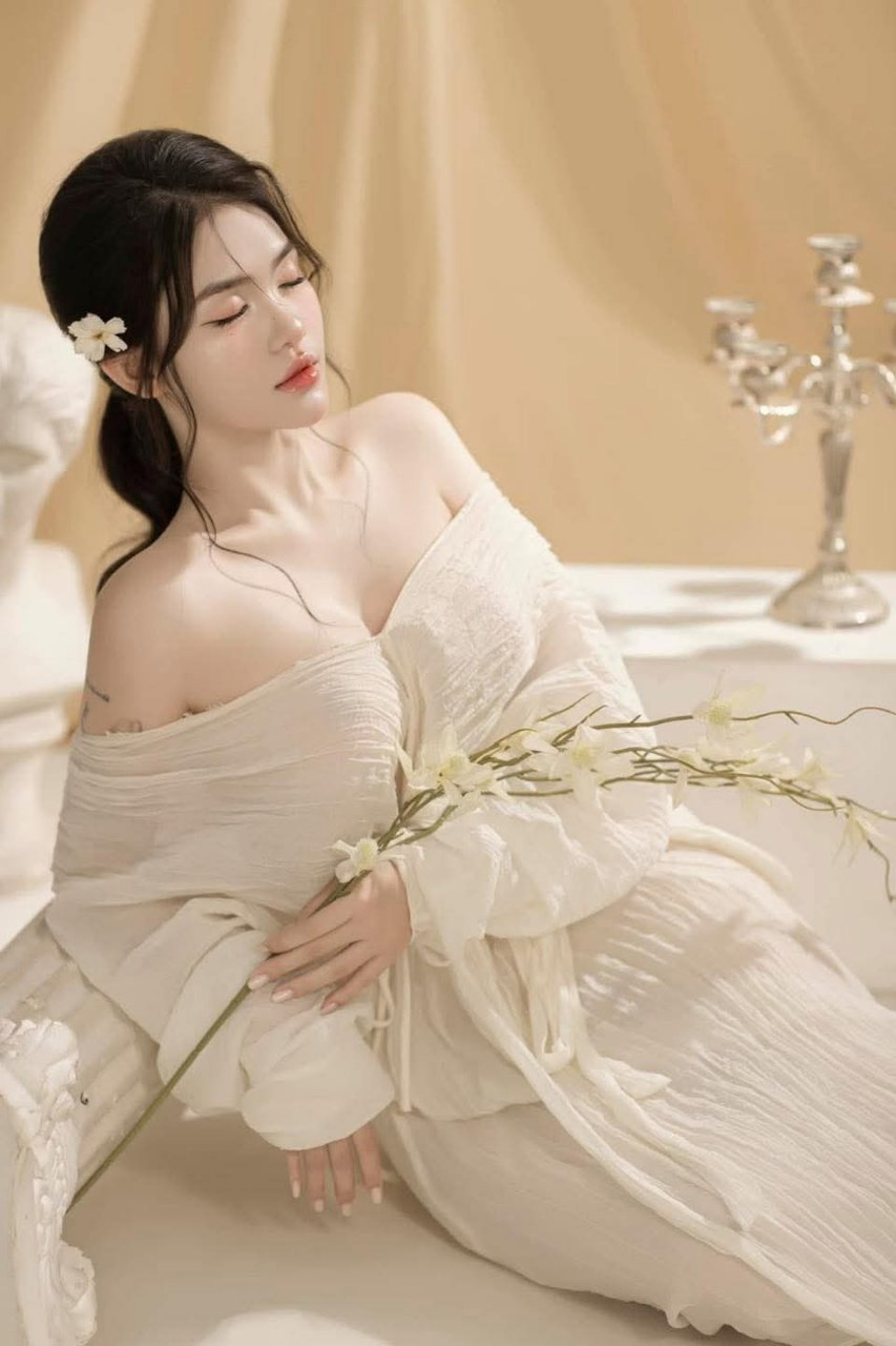 Em gái dâm làm spa xinh như búp bê tự sướng bằng sextoy